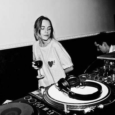 Shutter w/ Inga Mauer at the island