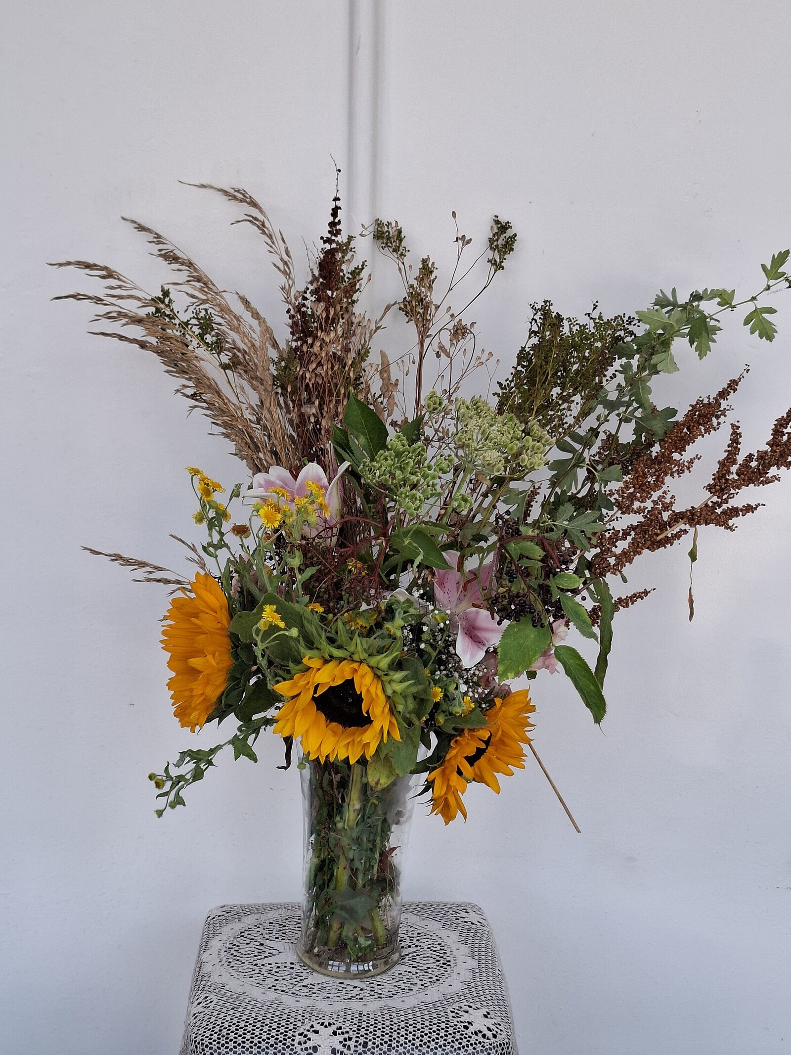 Mindful Still Flower Drawing at L'Étoile Studio