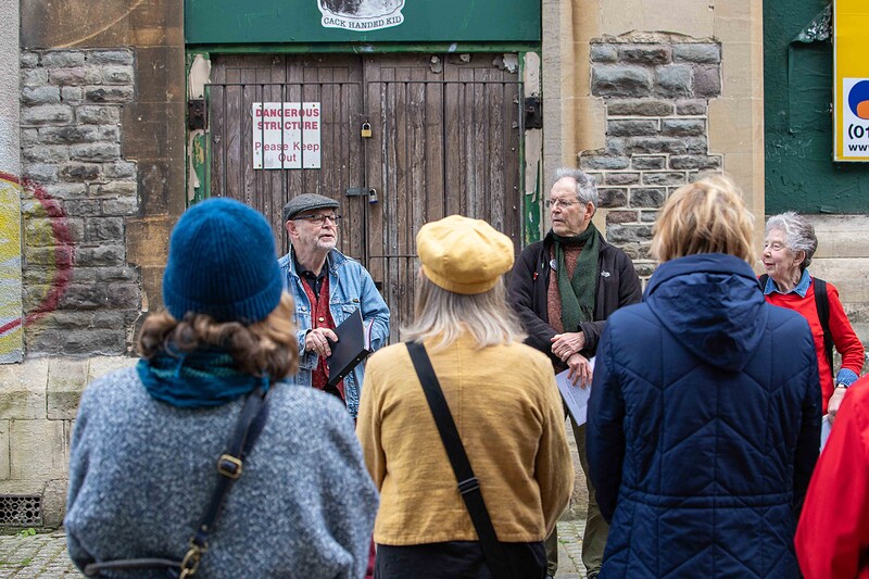 IsamBards: Walking Tour at Meeting Point: Cascade Steps on the Harbourside