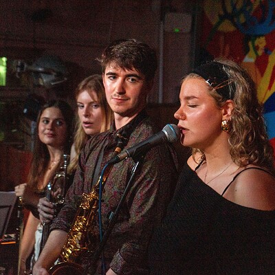 Howells Grooving Castle + Frankie Jones at Mr Wolfs