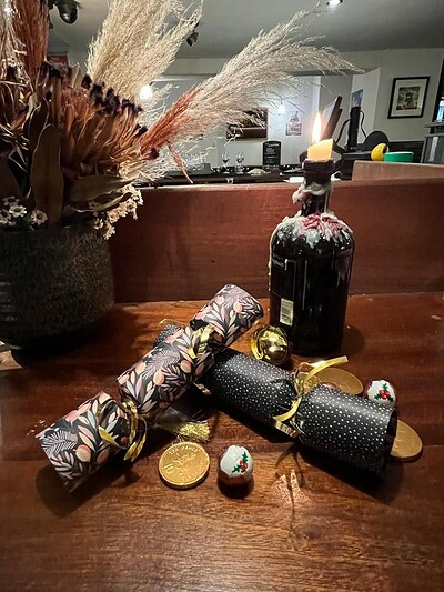 Make Your Own Christmas Crackers at Ollie Quinn