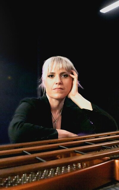 Liz Stringer - Intimate UK Solo Tour at To The Moon